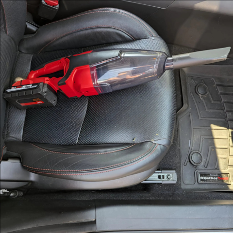 Kabelloser Staubsauger für das Auto — Leistung und Praktikabilität