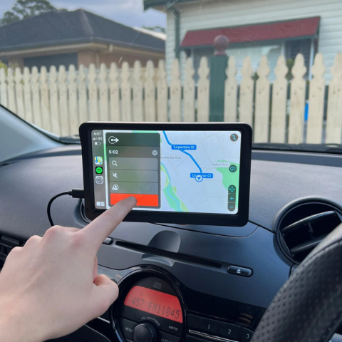 Multimediální systém do auta - HD obrazovka a bezdrátový CarPlay